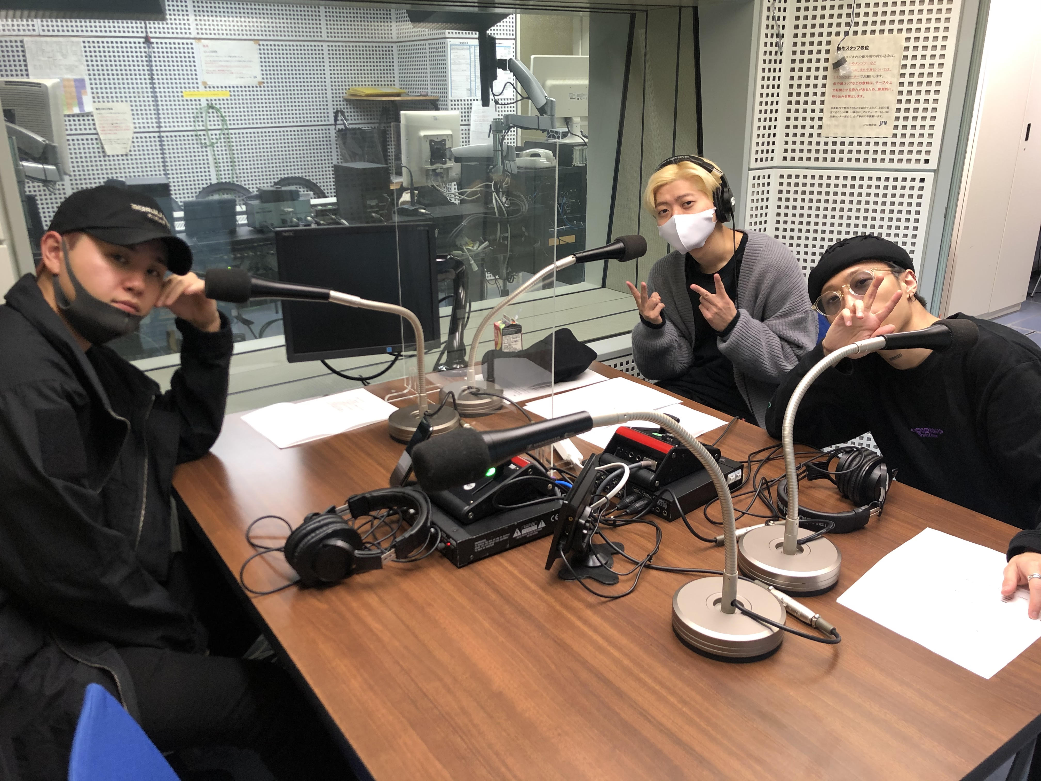 仲悪い？3人でお届けです。。。今日は100の質問をやるよー！！