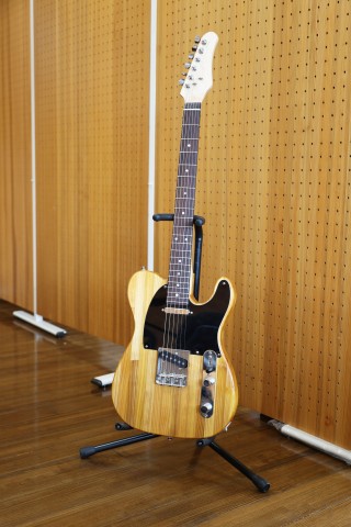 #45 机の天板の再利用で出来たエレキギター