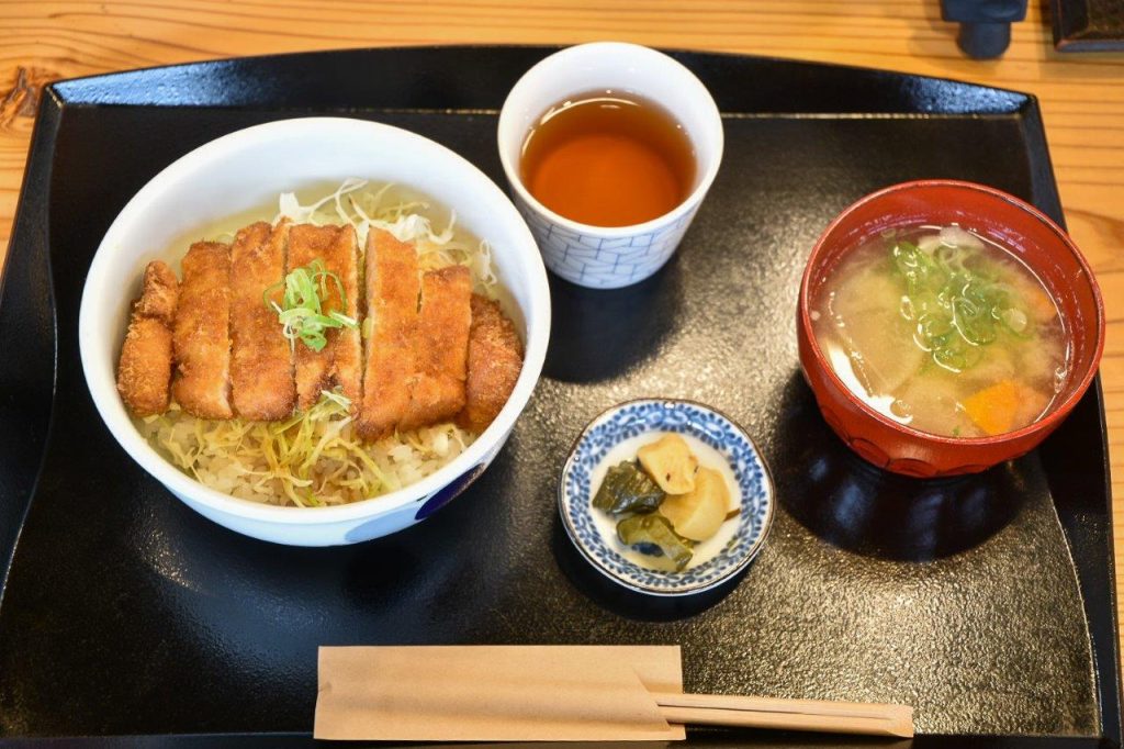 福井のカツ丼はソースだけじゃない！東京でも食べられる「醤油かつ丼」