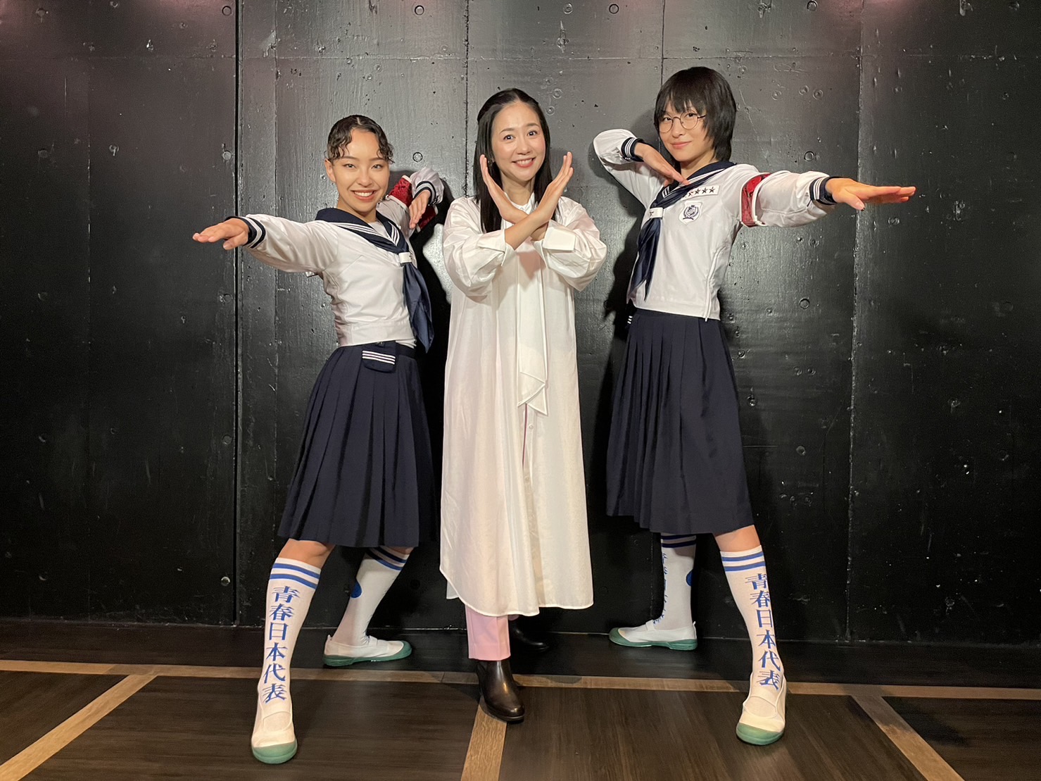 ６万人で首振り？？新しい学校のリーダーズが経験した海外FES！