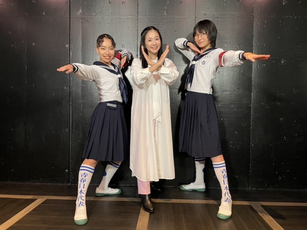 ６万人で首振り？？新しい学校のリーダーズが経験した海外FES！