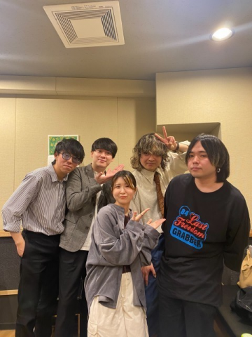 2024年5月20日(月)第60回放送。 今週はバンド仲間でレーベルメイト「鳩とスパイス」からVo.&Gt. 向後雅貴さんGt.かずきさんが登場