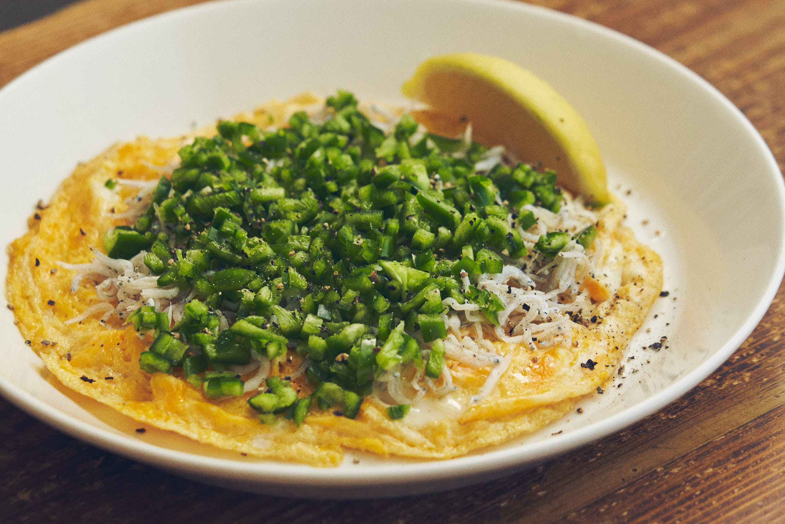 ３stepレシピ #009 「しらすとピーマンのレモンバターオムレツ」