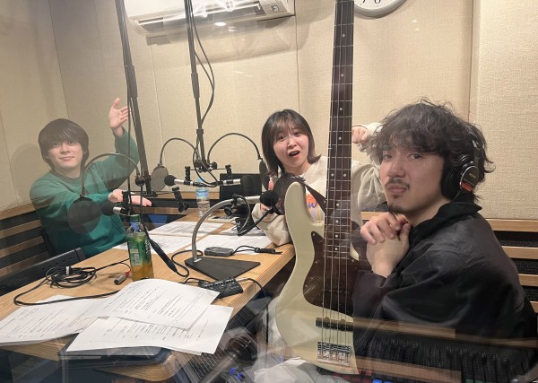 2024年2月12日(月)第46回放送。 今週はベースの近藤翔太が&ldquo;優しいベース講座&rdquo;をやります！ なんと、ベースをスタジオを持ち込んで実際に演奏もしちゃいます。